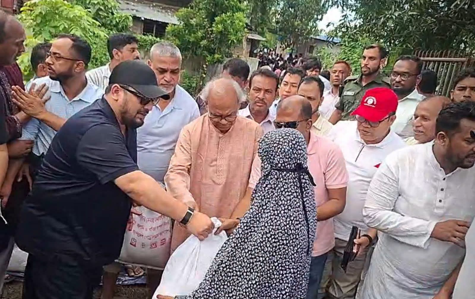 চট্টগ্রামের বন্যাদুর্গত ১,৫০০ পরিবারের পাশে রিজভী ও প্রতিমন্ত্রী মীর হেলাল