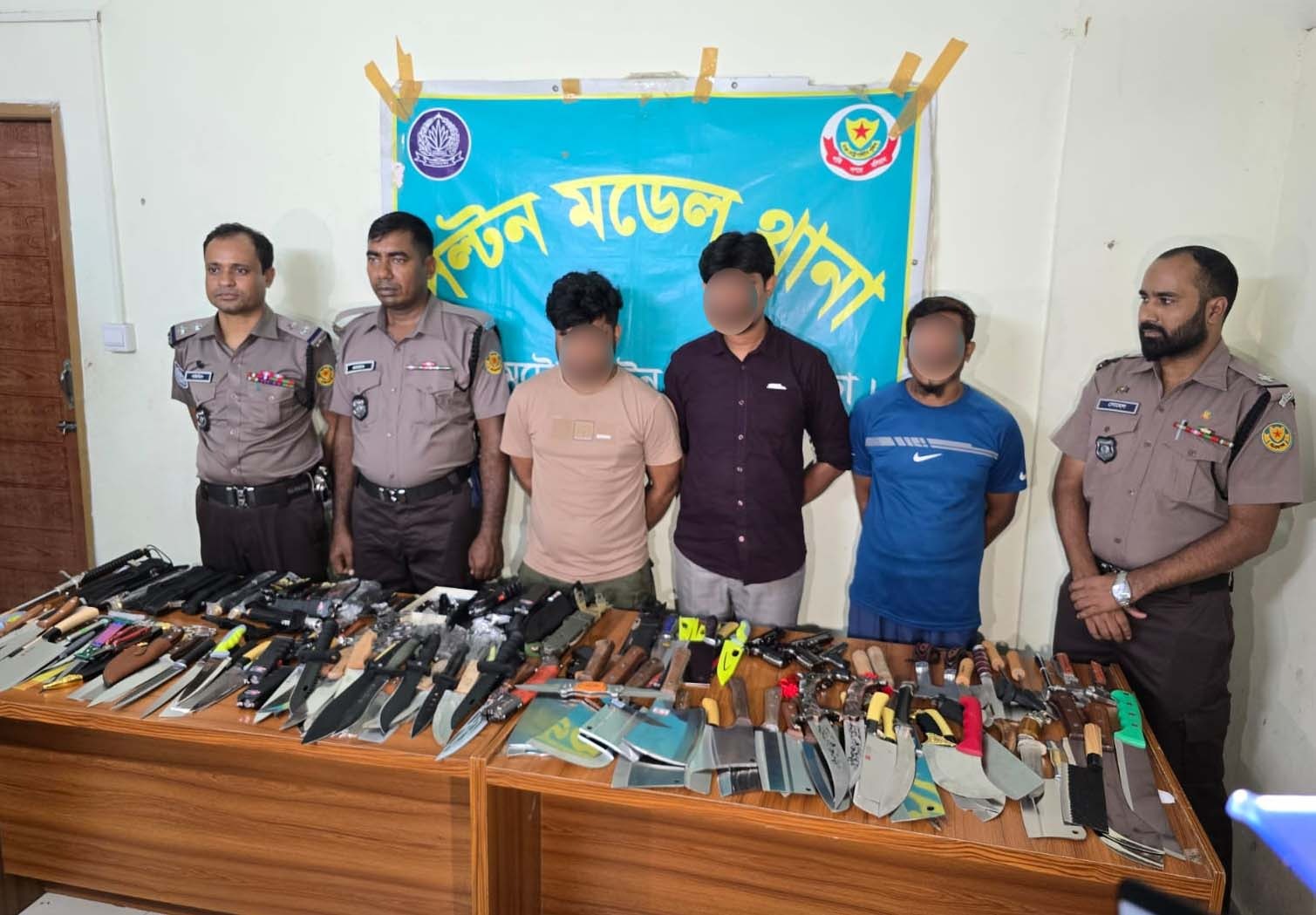 বায়তুল মোকাররমে পুলিশের অভিযান, ৪৬৪ ধারালো অস্ত্রসহ গ্রেফতার ৩
