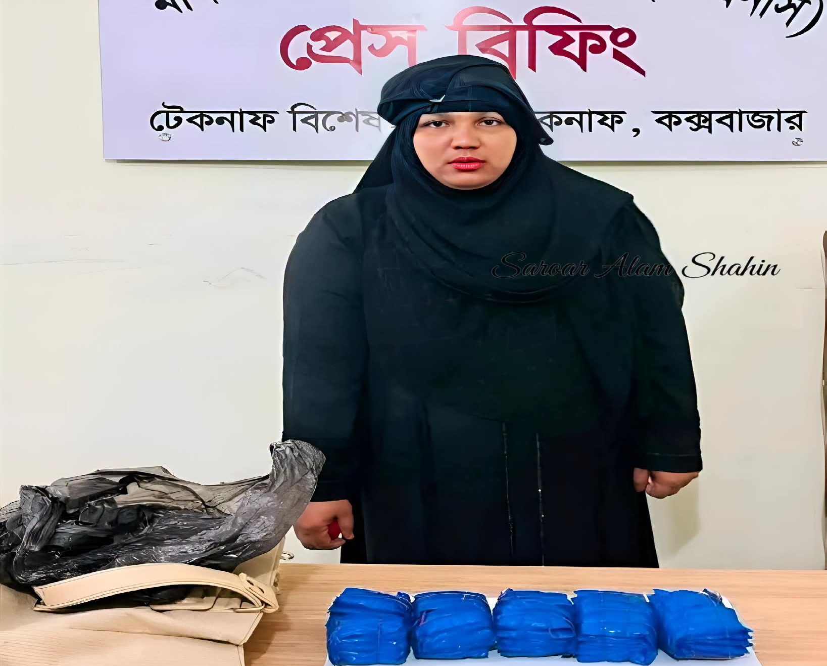 ভ্যানিটি ব্যাগে ১০ হাজার ইয়াবা, উখিয়ায় নারী আটক