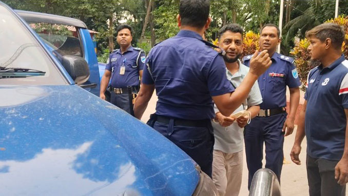 হজ ক্যাম্প থেকে সোনারগাঁ আ.লীগের সহ-সভাপতি গ্রেফতার