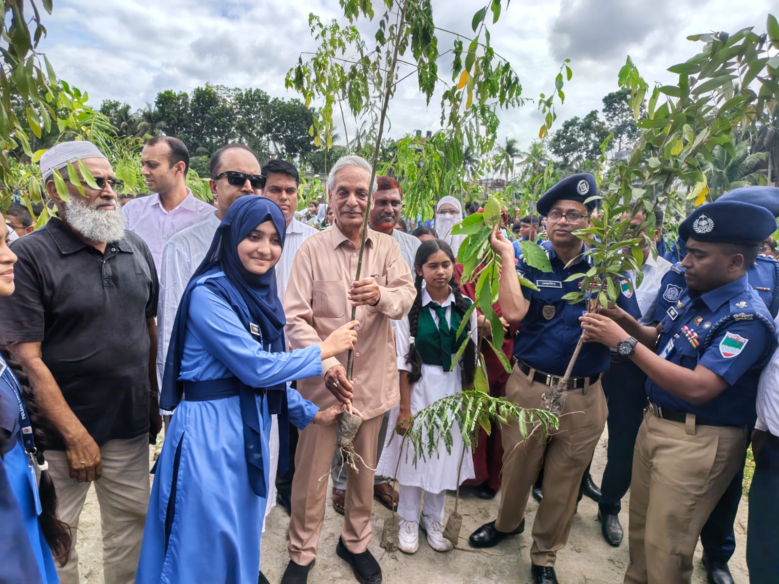 মাগুরায় ১০ হাজার বৃক্ষরোপণ কর্মসূচির উদ্বোধন করলেন সংস্কৃতি মন্ত্রী