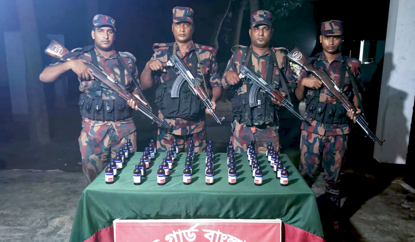 চাঁপাইনবাবগঞ্জ সীমান্তে ৫৩ বিজিবির অভিযানে ১২২ বোতল এস্কাফ সিরাপ জব্দ