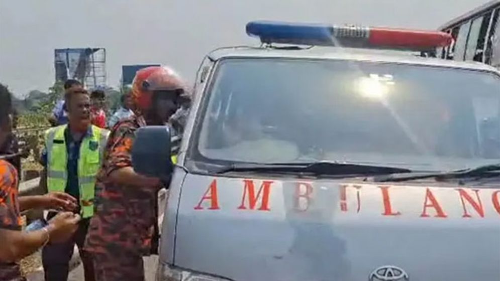 থেমে থাকা অ্যাম্বুলেন্সে বাসের ধাক্কা, প্রাণ গেল ৫ জনের