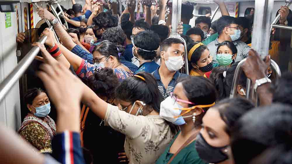 1633917950_metro-crowd