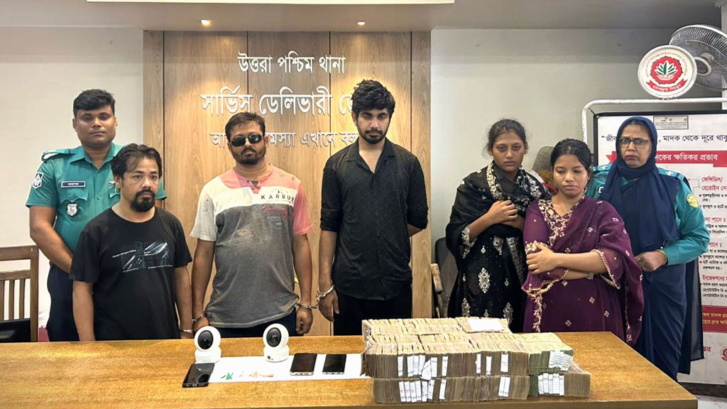উত্তরায় প্রতারক চক্রের ৫ সদস্য আটক