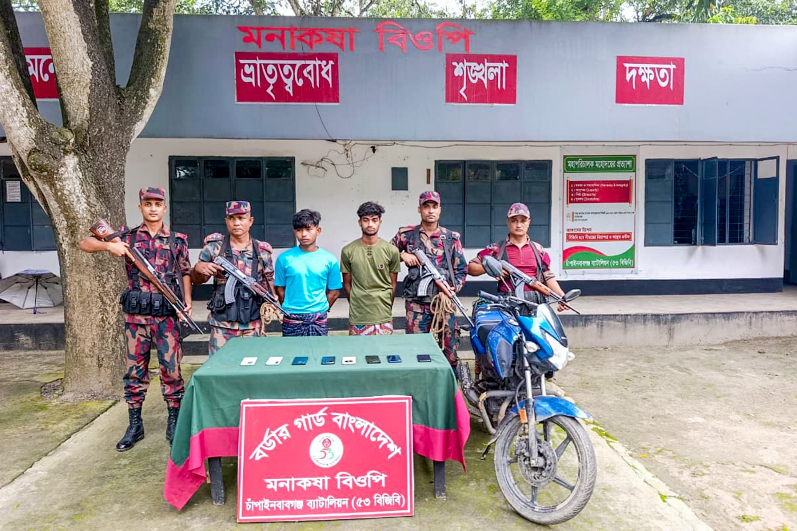 ১০ মোবাইল ফোন ও মোটরসাইকেল জব্দ, আটক ২