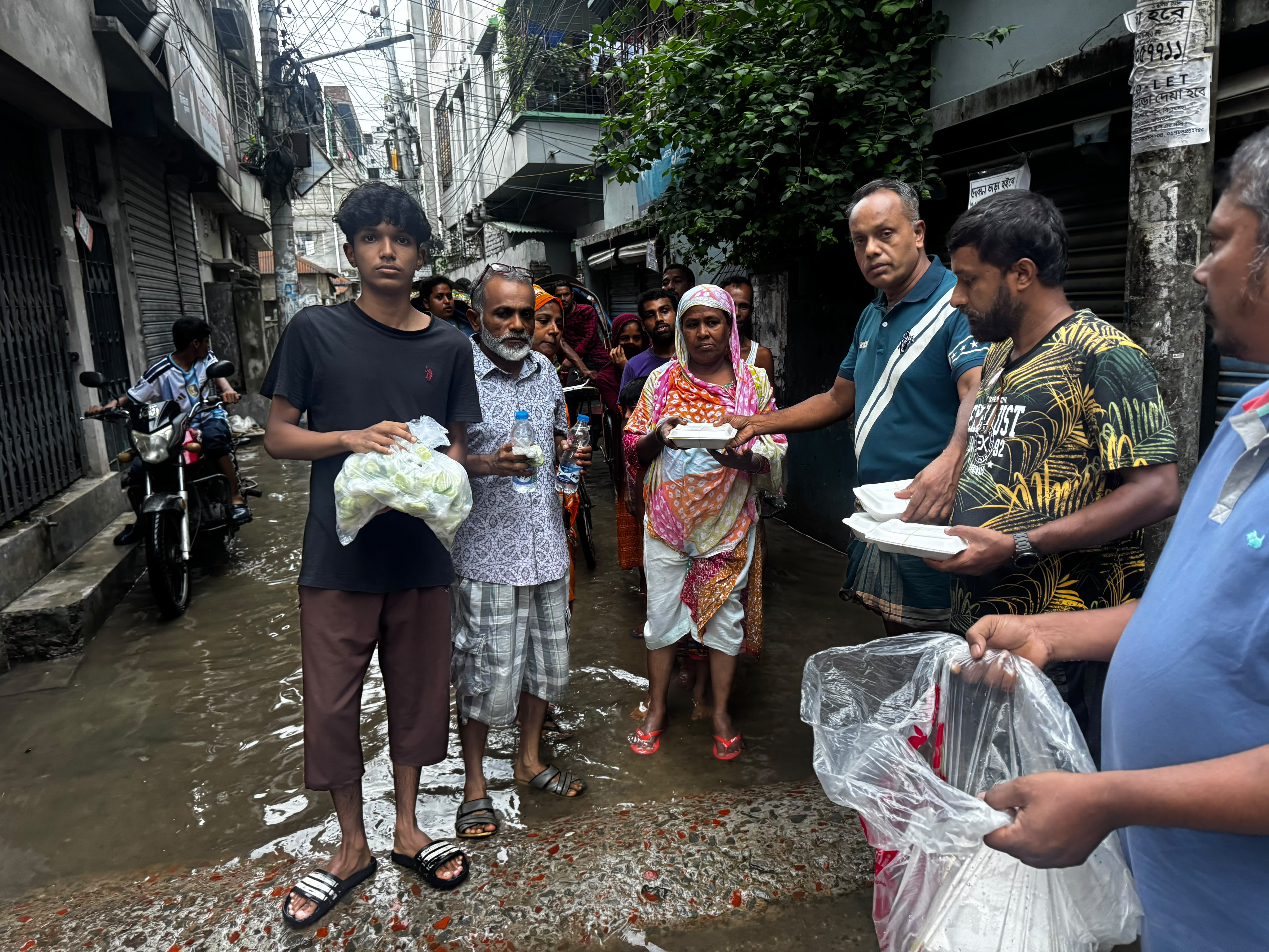 নিকুঞ্জে পানিবন্দি ৫০ পরিবারের মাঝে খিচুড়ি বিতরণ করল স্বপ্ন নিয়ে ফাউন্ডেশন