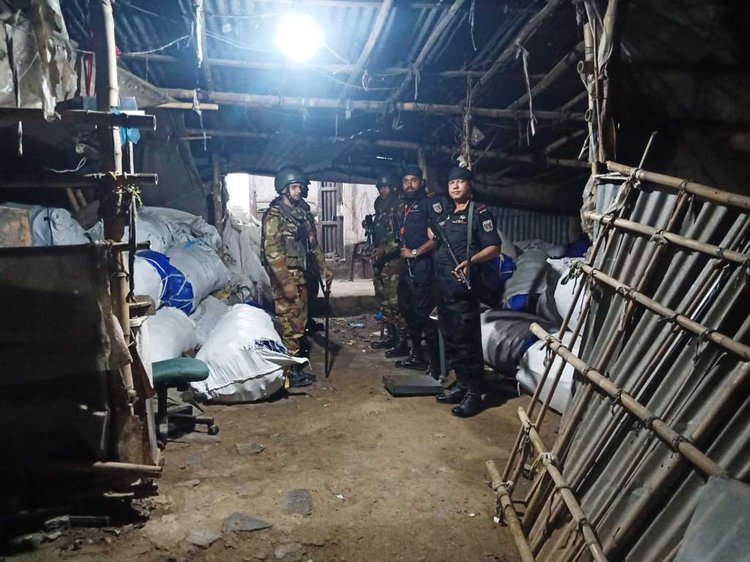 যৌথ বাহিনীর অভিযানে খিলক্ষেতে সিলগালা পলিথিন কারখানা