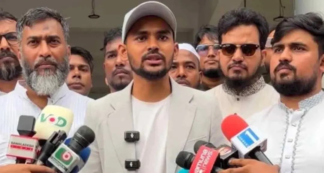 ওমরা শেষে দেশে ফিরে বিমানবন্দরে সাংবাদিকদের সঙ্গে কথা বলছেন আসিফ মাহমুদ
