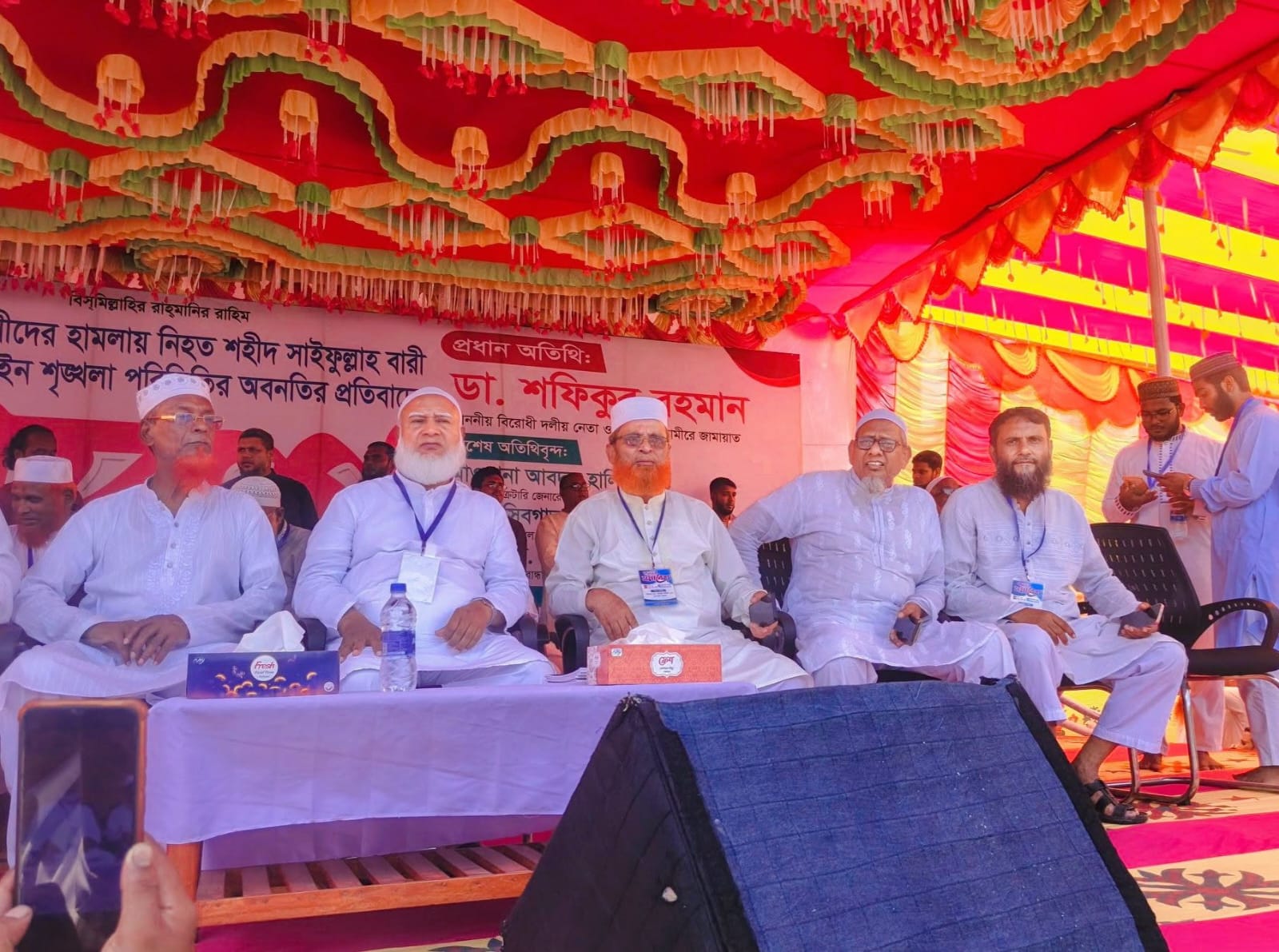 সাইফুল্লাহ বারী ও সালাউদ্দিনের কবর জিয়ারত করছেন ডা. শফিকুর রহমান