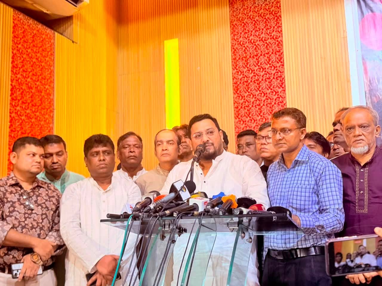 চট্টগ্রাম প্রেস ক্লাবে আলোচনা সভায় বক্তব্য দিচ্ছেন প্রতিমন্ত্রী মীর মোহাম্মদ হেলাল