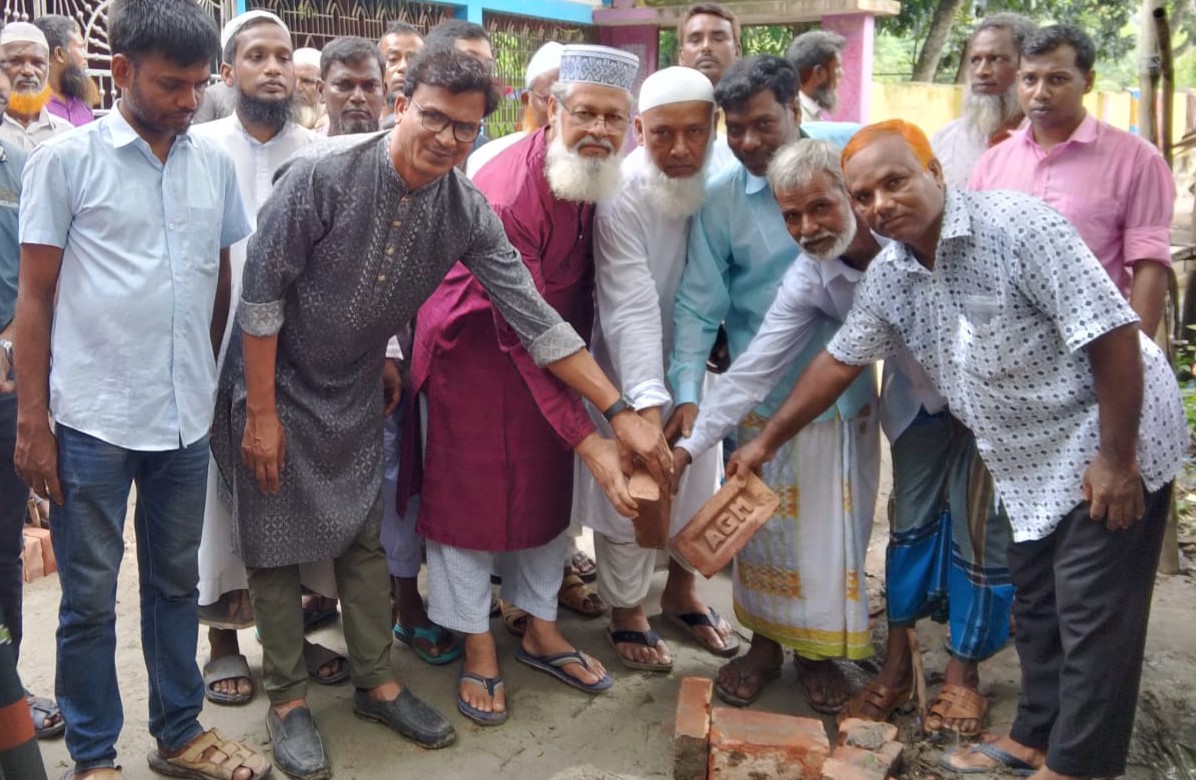 রাস্তা সংস্কার কাজের উদ্বোধন করছেন স্থানীয় নেতৃবৃন্দ
