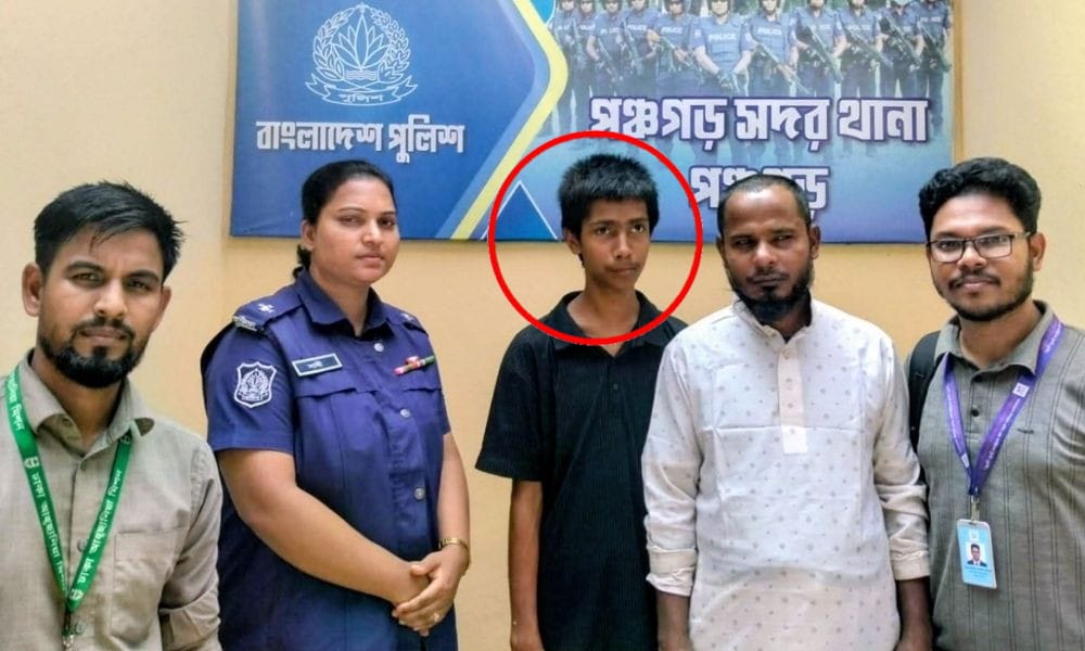 পঞ্চগড়ে উদ্ধার হওয়া কিশোরকে পরিবারের কাছে হস্তান্তরের দৃশ্য