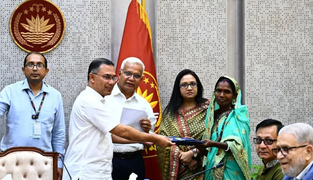 চা-শ্রমিকদের মধ্যে ২০ হাজার রেইনকোট বিতরণ কার্যক্রমের উদ্বোধন করছেন প্রধানমন্ত্রী তারেক রহমান