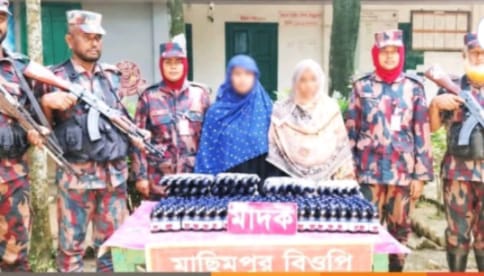 বিশ্বম্ভরপুর সীমান্তে বিজিবির অভিযানে উদ্ধার করা ৩০২ বোতল ভারতীয় ইস্কাফ সিরাপ