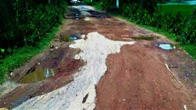 কেশবপুর-বেতগ্রাম সড়কের খানাখন্দে বেহাল অবস্থার চিত্র