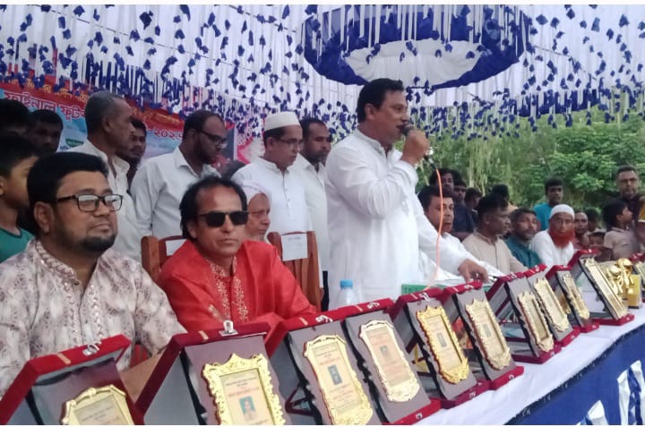সিরাজগঞ্জের পিড়ারচর নতুনপাড়ায় ফাইনাল ফুটবল টুর্নামেন্টের দৃশ্য