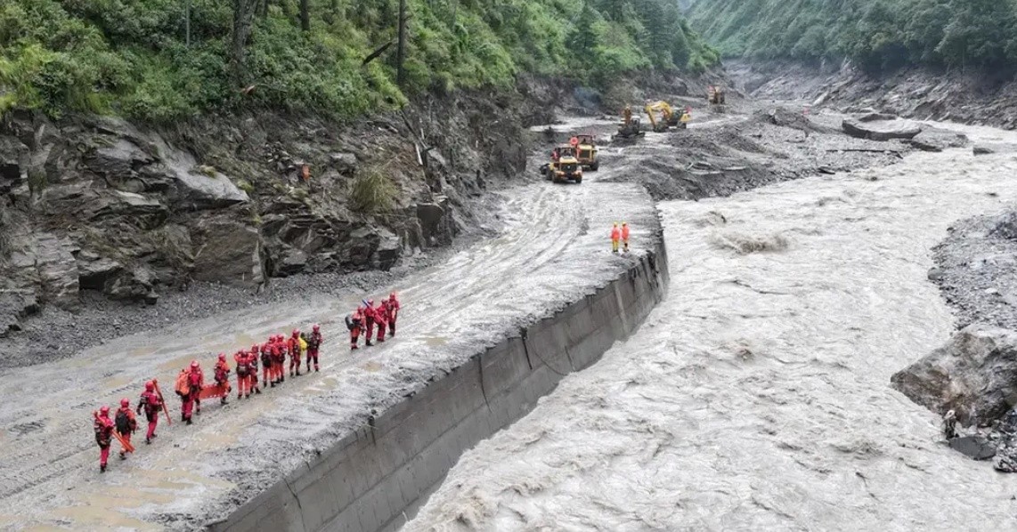 নেপাল-তিব্বত সীমান্তে নতুন ব্যারিয়ার লেক, ফের বন্যার আশঙ্কায় উদ্ধারকাজ স্থগিত করেছে চীন
