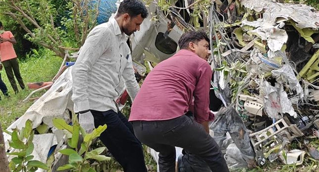 বিমান দুর্ঘটনায় বিধ্বস্ত বিমানের ধ্বংসাবশেষ