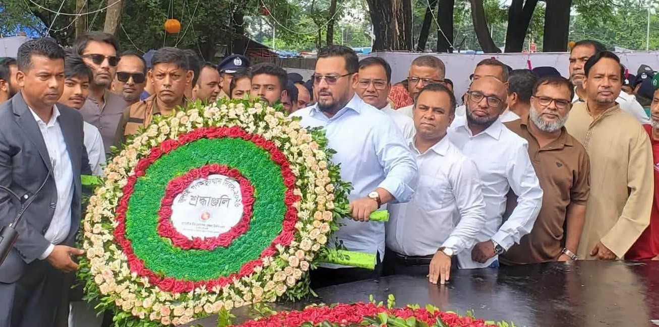 চট্টগ্রামের জুলাই স্মৃতিস্তম্ভে পুষ্পস্তবক অর্পণ করছেন প্রতিমন্ত্রী ব্যারিস্টার মীর হেলাল।