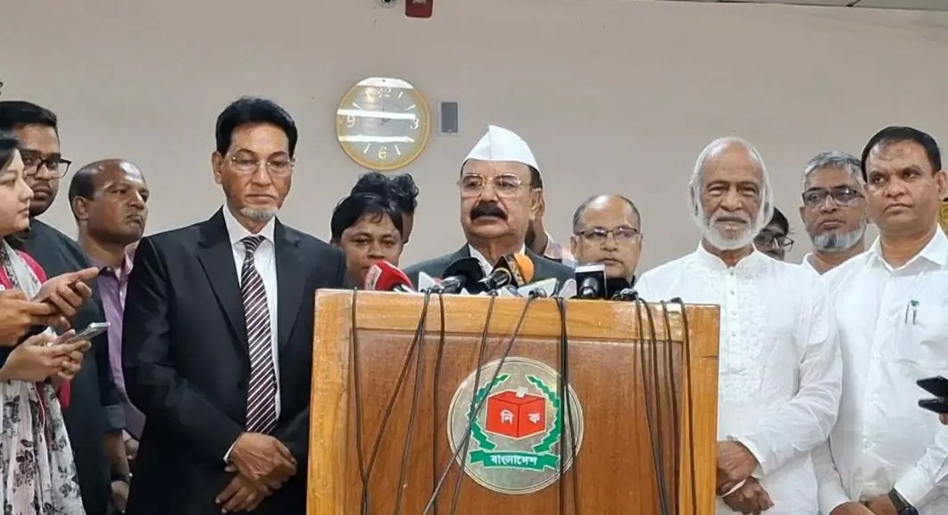  সংবিধান সংশোধন নিয়ে সাংবাদিকদের সঙ্গে কথা বলছেন গয়েশ্বর চন্দ্র রায়