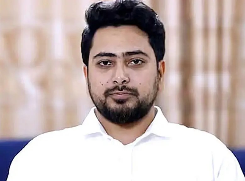 সংবাদ সম্মেলনে বিএনপির সমালোচনা করছেন নাহিদ ইসলাম
