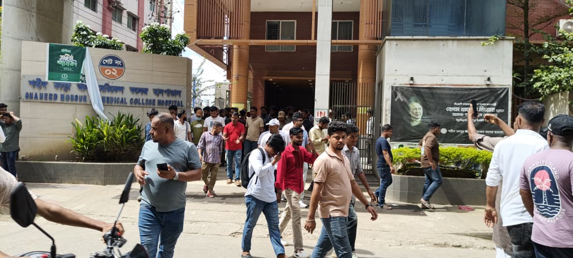 উত্তরার মনসুর আলী মেডিকেলে দুই পক্ষের সংঘর্ষ, আহত ১২; গেট ভেঙে ঢোকার অভিযোগ