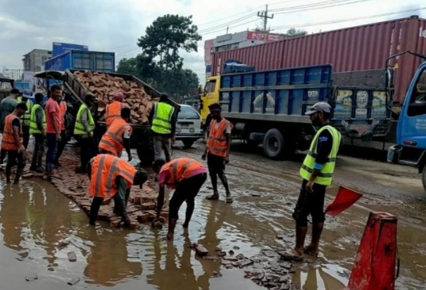 কুমিল্লার আমতলী এলাকায় খানাখন্দে ঢাকা-চট্টগ্রাম মহাসড়কে যানজট
