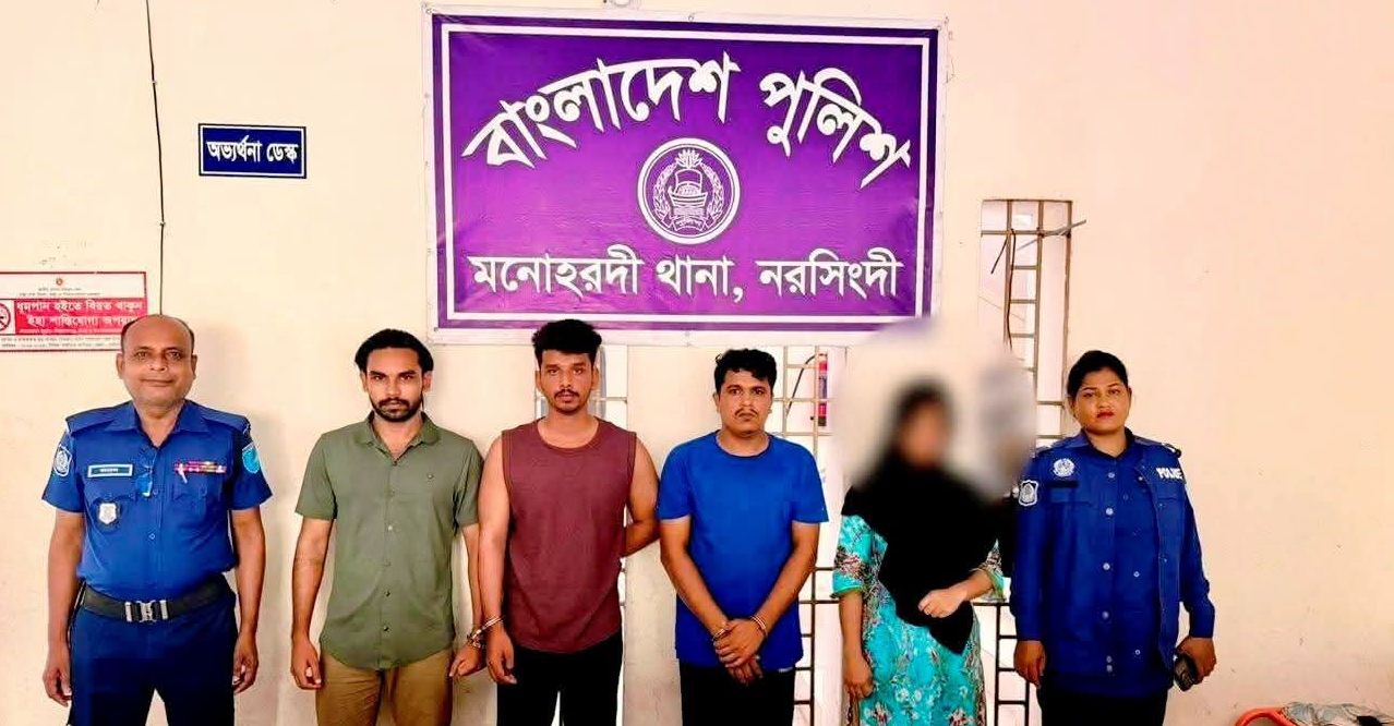 নরসিংদীতে হানি ট্র্যাপ চক্রের সদস্য ও বিভিন্ন অপরাধে গ্রেপ্তার ব্যক্তিদের নিয়ে পুলিশের অভিযান