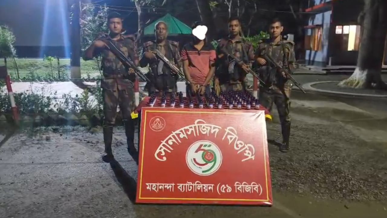 শিবগঞ্জ সীমান্তে ১৫০ বোতল ভারতীয় এসকাফ সিরাপসহ আটক ব্যক্তি