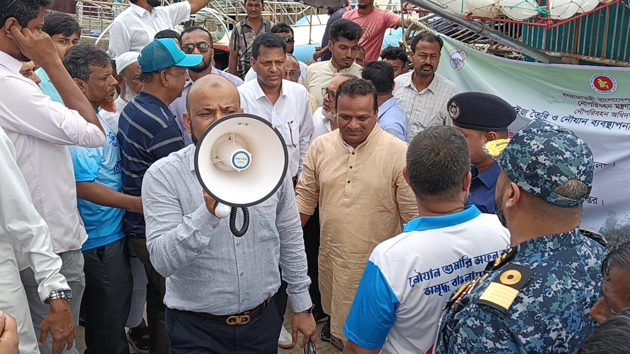 পটুয়াখালীর মহীপুরে নৌযান মালিক, শ্রমিক ও জেলেদের সঙ্গে মতবিনিময় করছেন নৌপরিবহন প্রতিমন্ত্রী মো. রাজিব আহসান