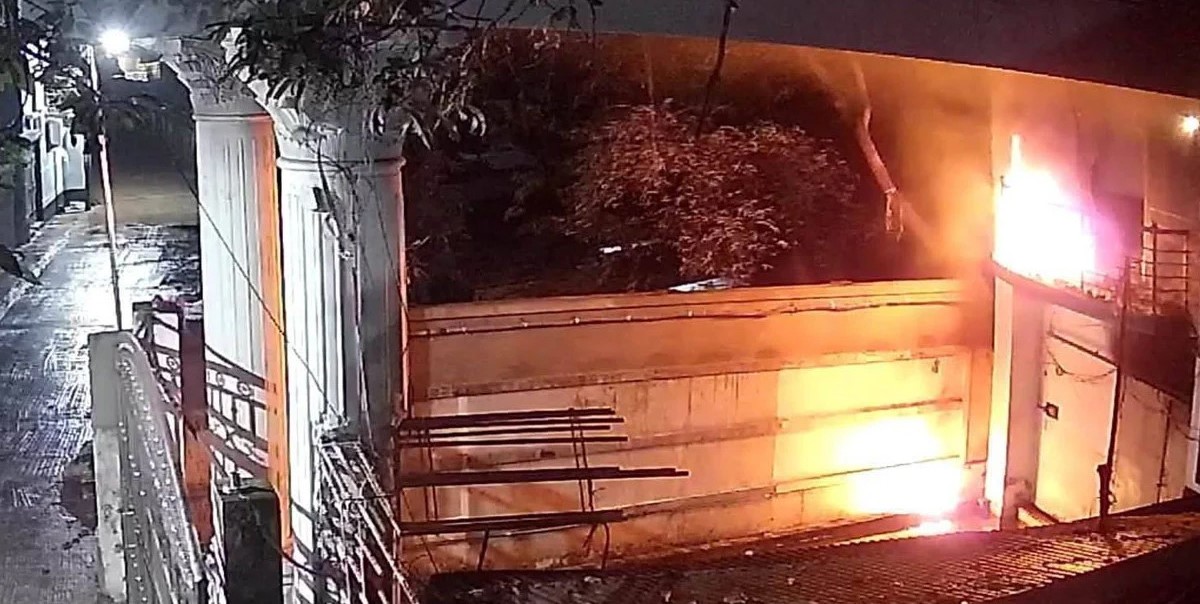 চট্টগ্রামের চশমা হিলে মহিবুল হাসান চৌধুরী নওফেলের বাসভবনে অগ্নিসংযোগের ঘটনা।