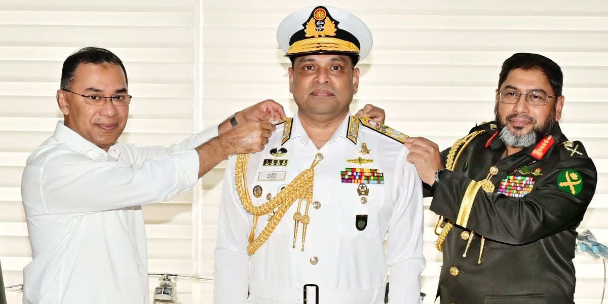 নৌবাহিনী প্রধান খোন্দকার মিসবাহ উল আজীমকে এডমিরাল র‍্যাংক ব্যাজ পরিয়ে দিচ্ছেন প্রধানমন্ত্রী তারেক রহমান ও সেনাপ্রধান