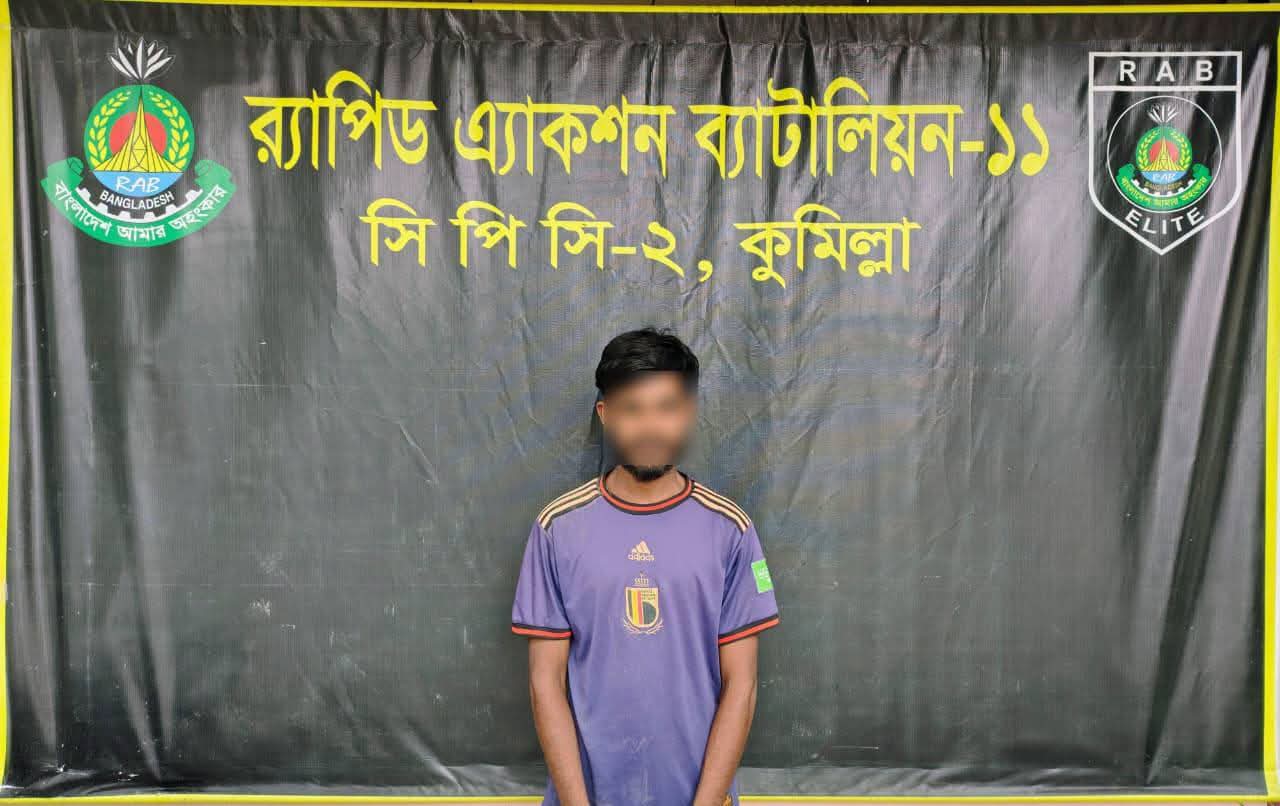 কুমিল্লায় র‌্যাবের অভিযানে উদ্ধার করা বিদেশি সিগারেট ও গাঁজা।