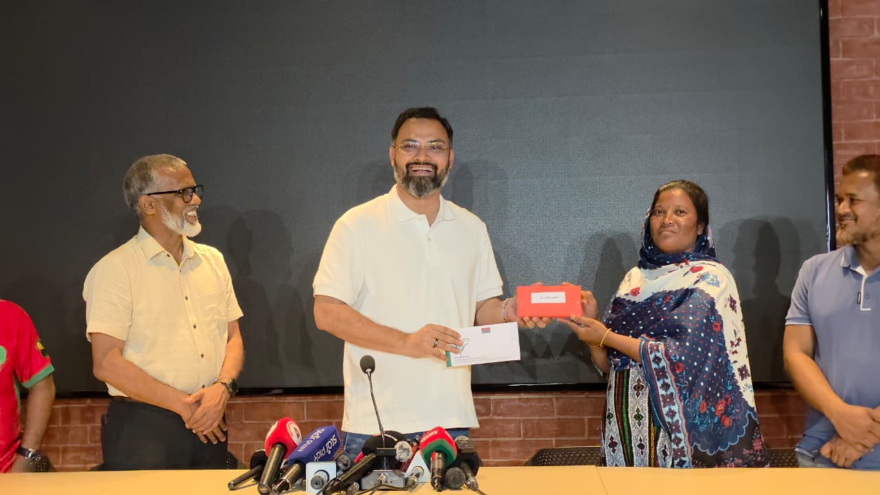 স্মৃতি কিসকুর মায়ের চাকরির ঘোষণা, আর্থিক সহায়তা দিলেন ক্রীড়া প্রতিমন্ত্রী