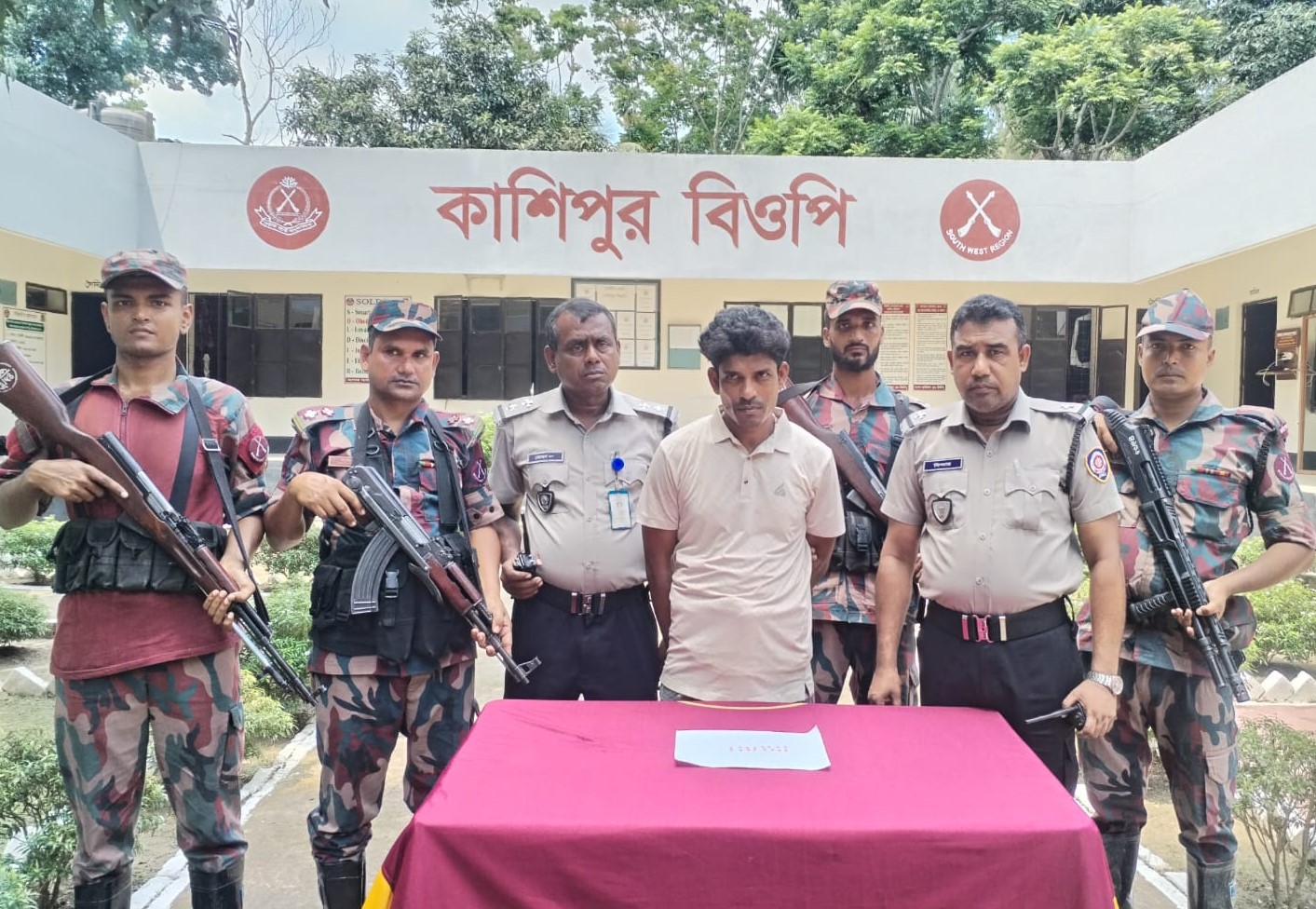 যশোর সীমান্তে বিজিবির অভিযানে জব্দ করা ইয়াবা ও চোরাচালানি পণ্য