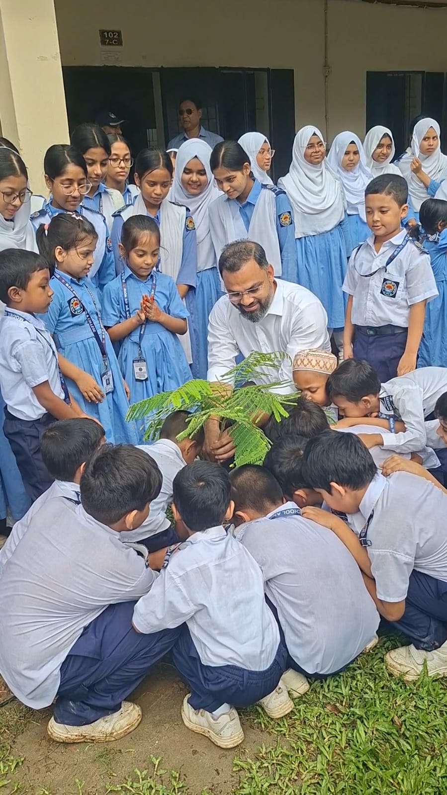  বৃক্ষরোপণ কর্মসূচিতে আমিনুল হক ও শিক্ষার্থীরা