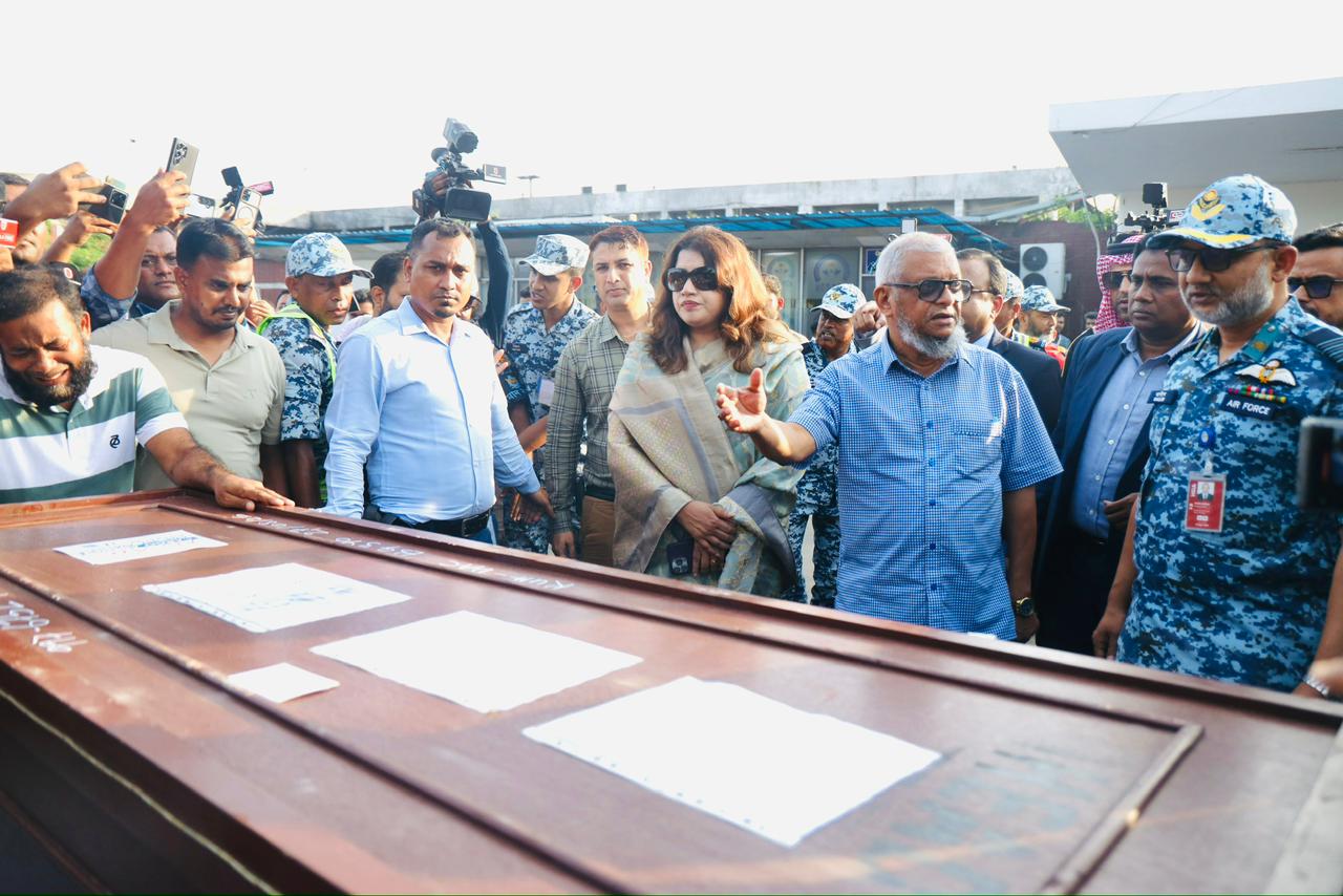  রিয়াদে অগ্নিকাণ্ডে নিহত ৯ বাংলাদেশি কর্মীর মরদেহ দেশে পৌঁছানোর পর বিমানবন্দরে কর্মকর্তারা