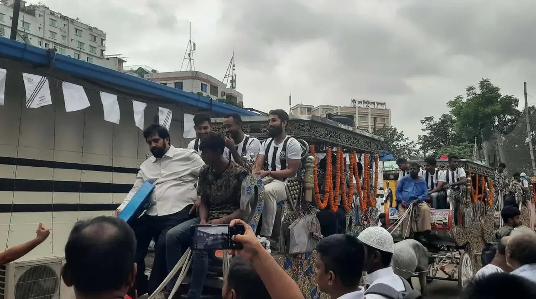 ঘোড়ার গাড়ি ও ব্যান্ড পার্টি নিয়ে মোহামেডান স্পোর্টিং ক্লাবের দলবদল আয়োজন