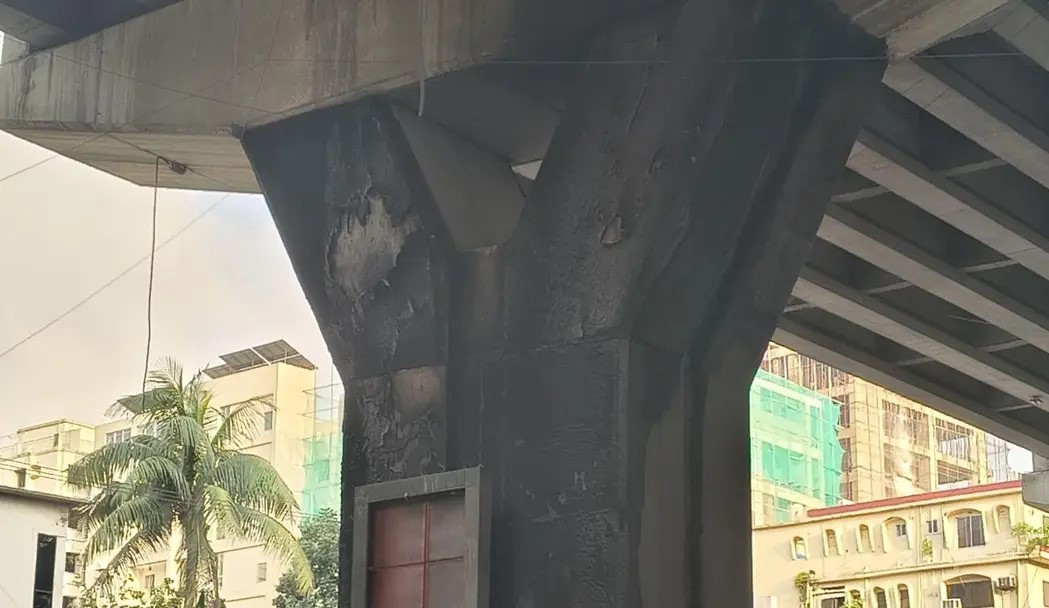 চট্টগ্রামের জিইসি মোড়ে আক্তারুজ্জামান ফ্লাইওভারের পিলারে আগুন