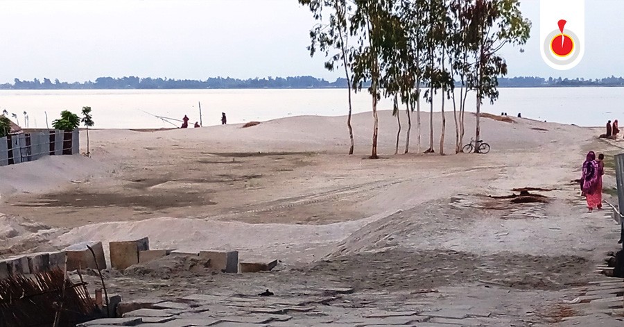  চিলমারীর কালিরকুড়া এলাকায় জব্দ ও সিলগালা করা বালুর স্তূপ