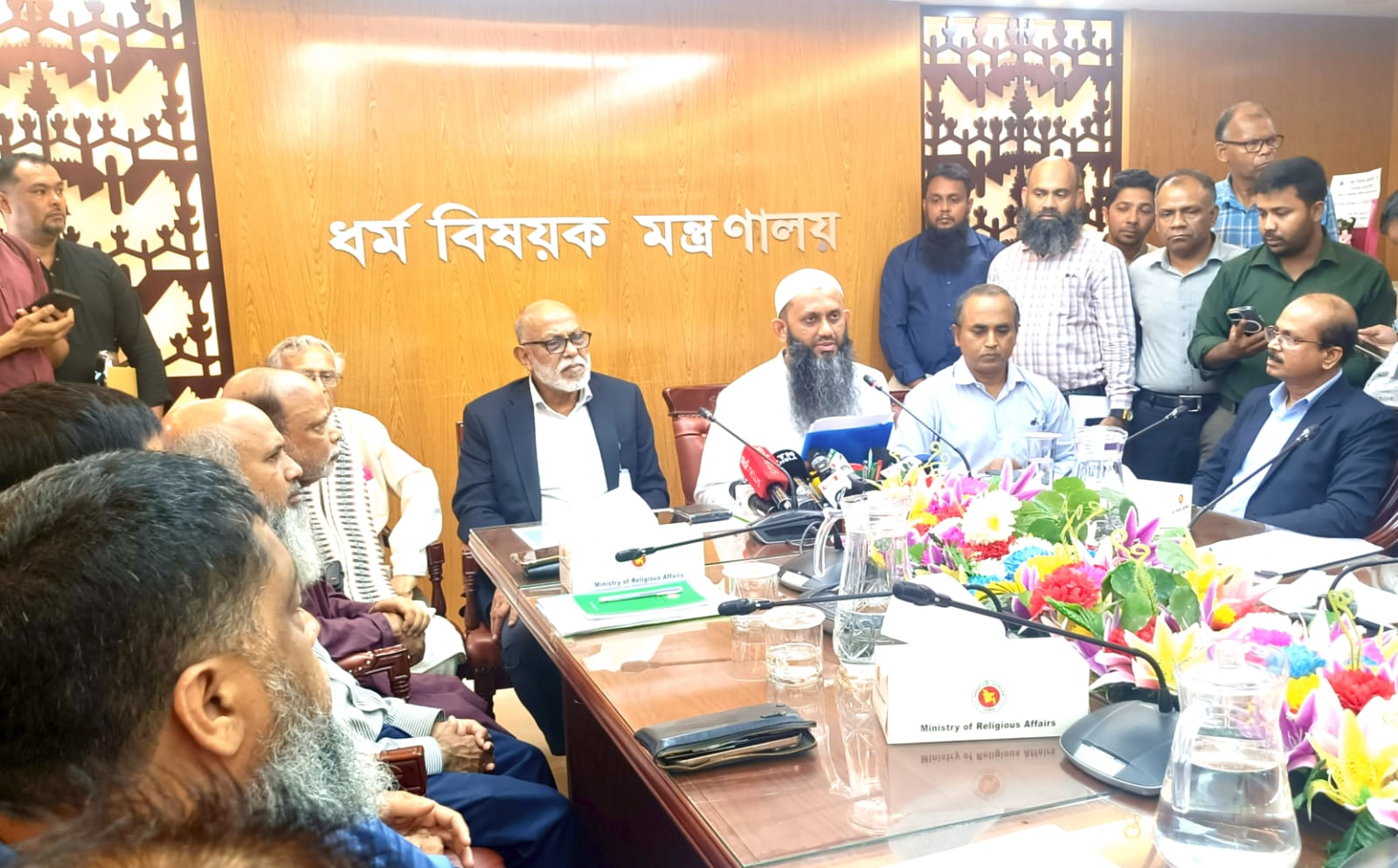 সচিবালয়ে সাংবাদিকদের সঙ্গে মতবিনিময় করছেন ধর্ম প্রতিমন্ত্রী মোহাম্মদ শামীম কায়সার