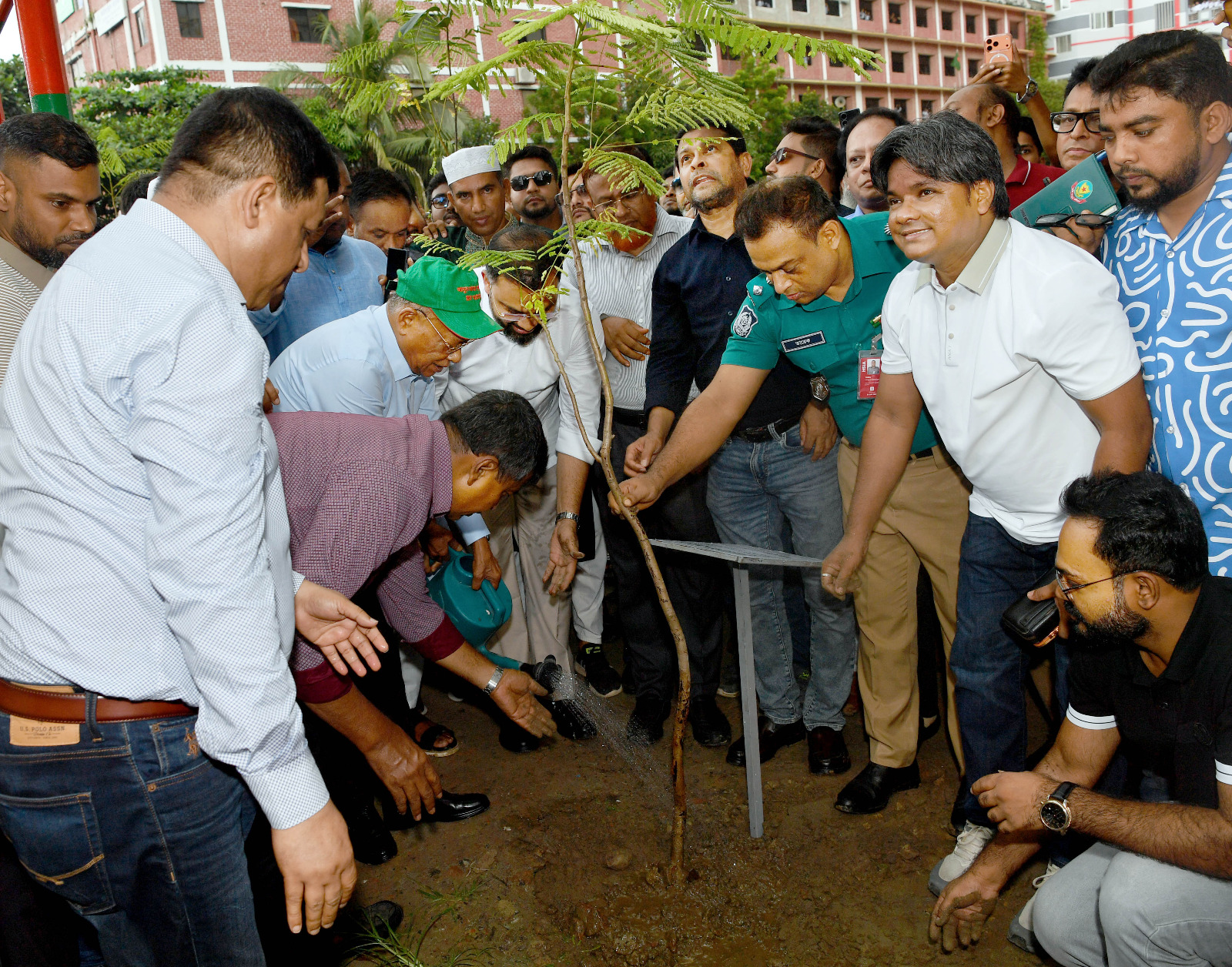 ঢাকা-১৮ আসনে বৃক্ষরোপণ কর্মসূচির উদ্বোধনে গাছের চারা রোপণ করছেন অতিথিরা