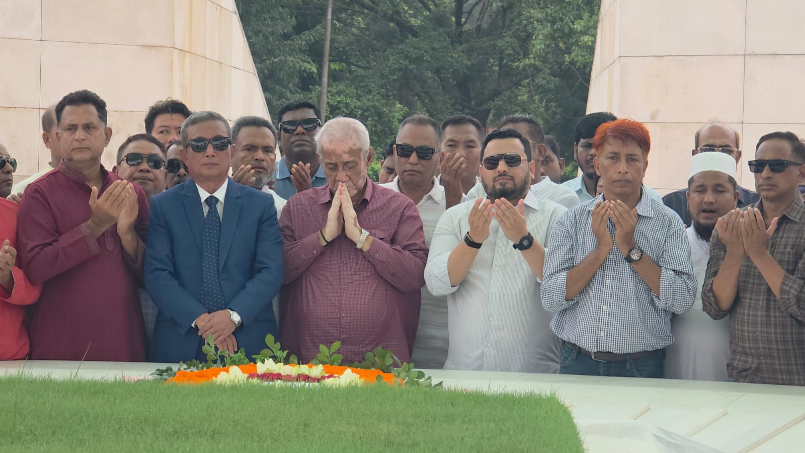 জিয়াউর রহমান ও খালেদা জিয়ার সমাধিতে রাঙামাটি জেলা পরিষদের শ্রদ্ধা নিবেদন