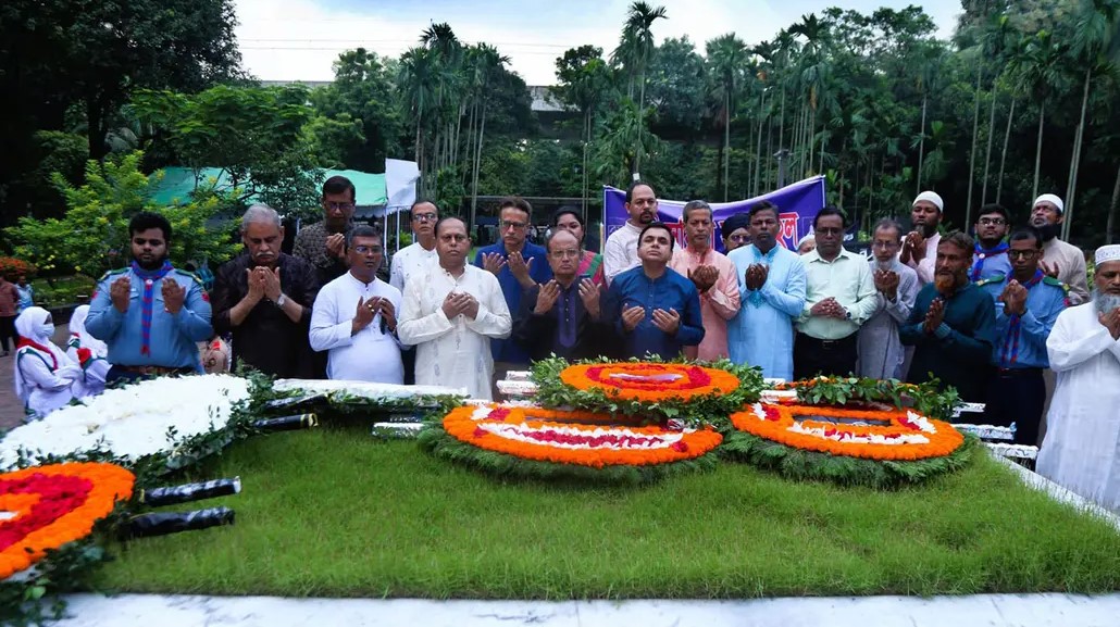 ঢাকা বিশ্ববিদ্যালয়ে জাতীয় কবি কাজী নজরুল ইসলামের সমাধিতে পুষ্পস্তবক অর্পণ