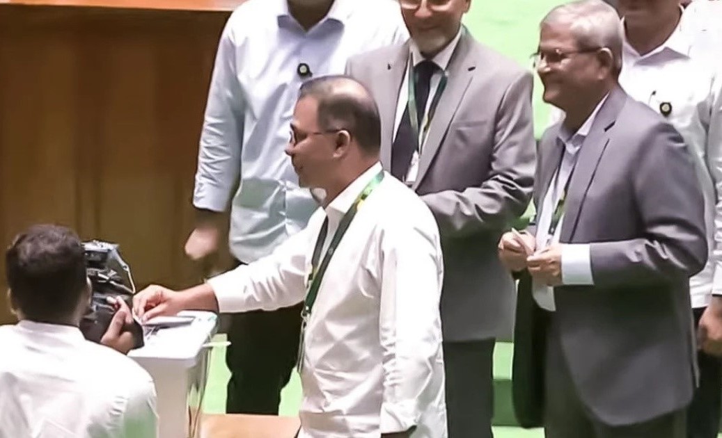 জাতীয় সংসদে রাষ্ট্রপতি নির্বাচনে ভোট দিচ্ছেন সংসদ সদস্যরা