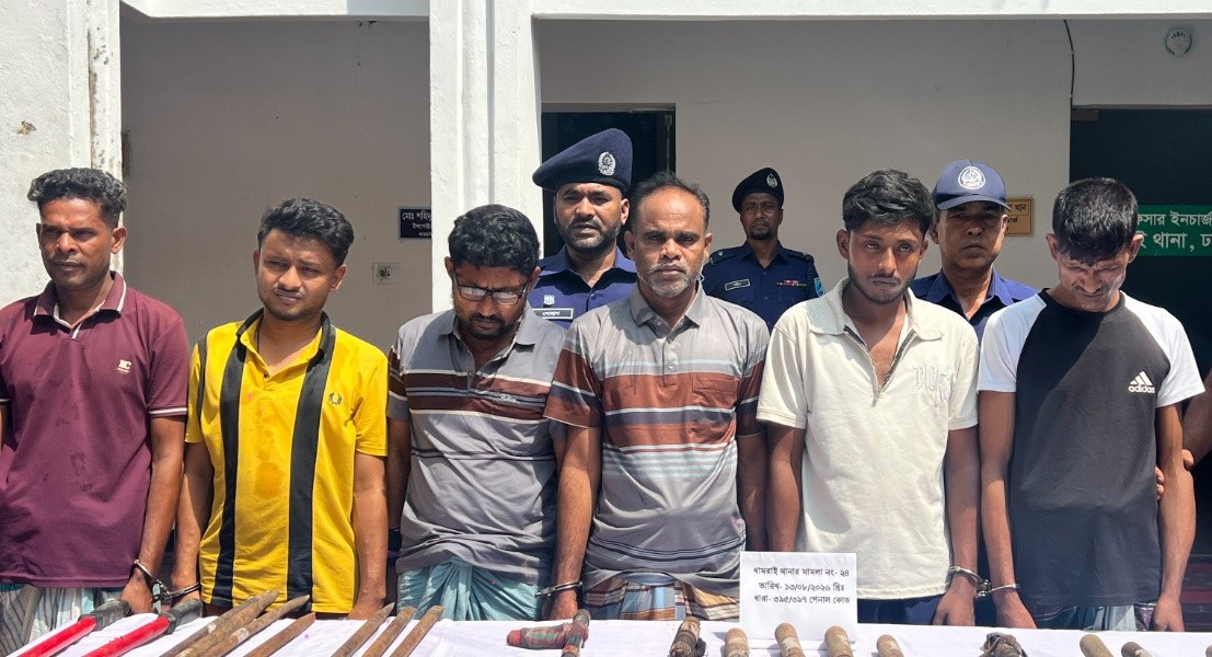 ধামরাইয়ে ড্রেজারে ডাকাতির ঘটনায় গ্রেপ্তার আসামিদের কাছ থেকে উদ্ধার অস্ত্র