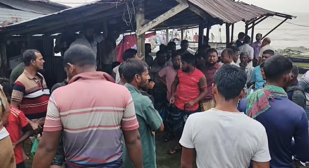 মাছ ব্যবসায়ীদের মাছের বাক্স নদীতে ফেলে দেওয়ার অভিযোগ