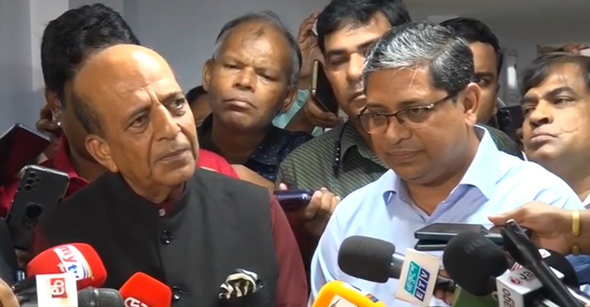 সচিবালয়ে সাংবাদিকদের সঙ্গে কথা বলছেন ভারতীয় হাইকমিশনার দীনেশ ত্রিবেদী