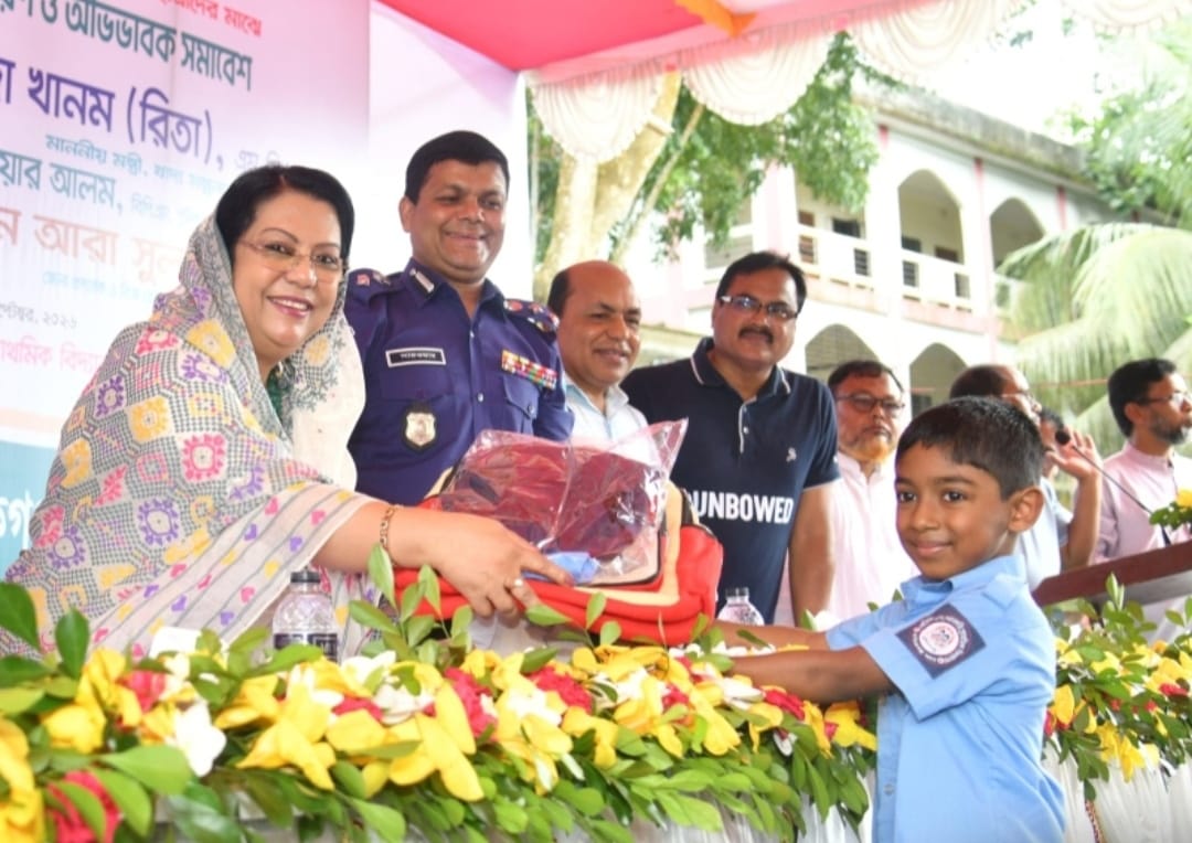মানিকগঞ্জে শিক্ষার্থীদের মধ্যে স্কুলড্রেস বিতরণ করছেন খাদ্যমন্ত্রী আফরোজা খানম